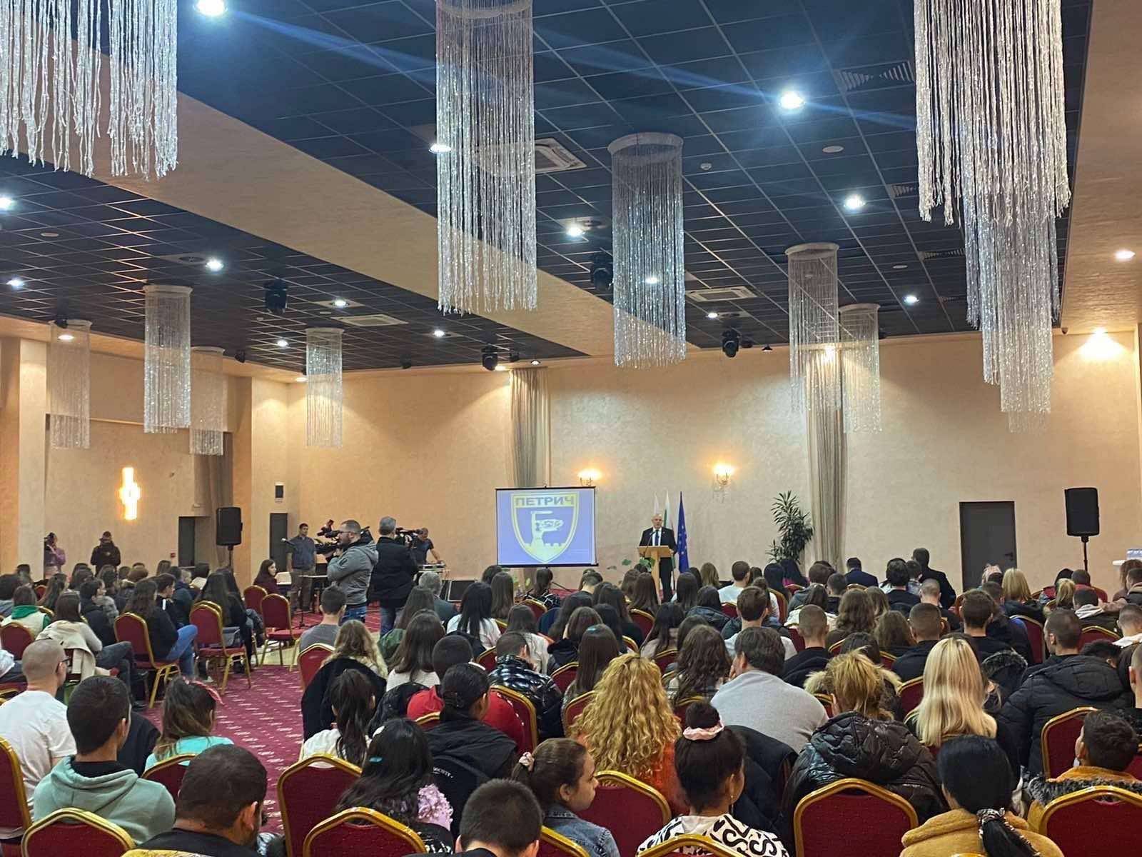 Препълнената зала в Петрич на срещата на ученици с главния прокурор Иван Гешев 